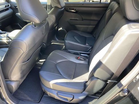 Used 2025 Toyota Highlander XLE image 20
