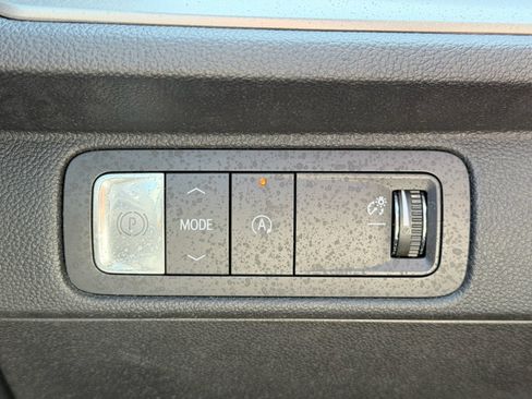 Used 2025 Chevrolet Traverse LT FWD image 12
