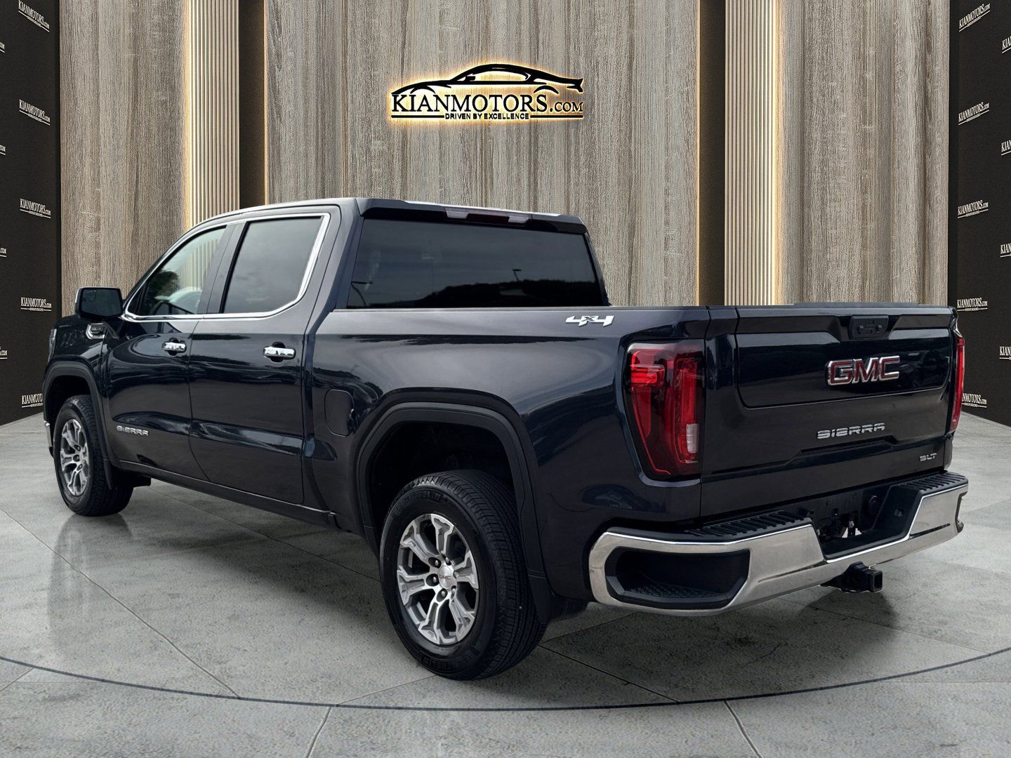 Used 2025 GMC Sierra 1500 SLT AWD/4WD image 9