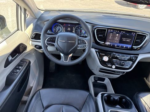 Used 2024 Chrysler Pacifica Touring-L image 14