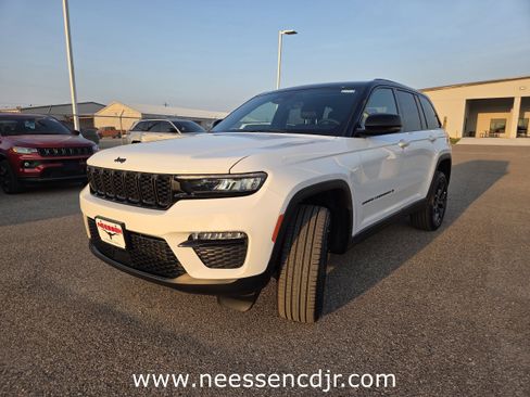 New 2025 Jeep Grand Cherokee Limited image 3