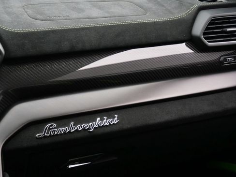 Used 2024 Lamborghini Urus Performante AWD/4WD image 32
