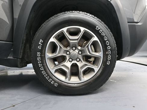 Used 2022 Jeep Cherokee Trailhawk AWD/4WD image 15