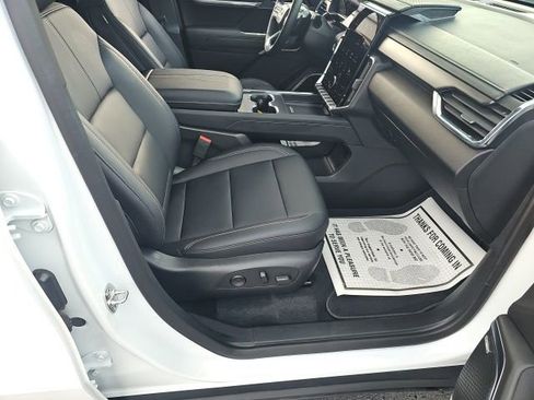 Used 2025 GMC Acadia Elevation w/ Elevation Premium Package image 9