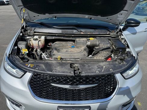 Used 2024 Chrysler Pacifica Touring-L FWD image 21