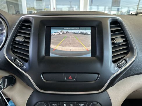 Used 2019 Jeep Cherokee Latitude w/ Popular Appearance Group FWD image 14