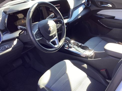 Used 2025 Chevrolet Trax LT w/ LT Convenience Package image 11