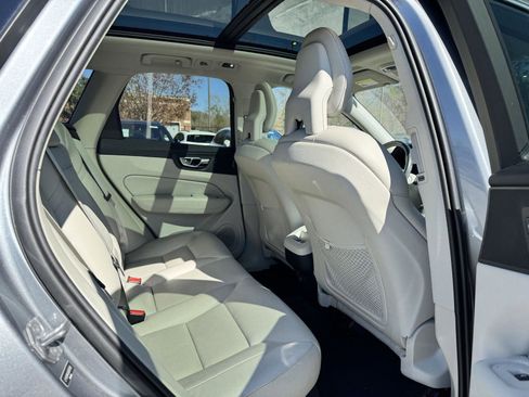 Used 2018 Volvo XC60 T5 Momentum w/ Vision Package image 27
