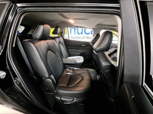 Used 2023 Toyota Highlander XLE image 16