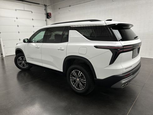 Used 2025 Chevrolet Traverse LT FWD image 7