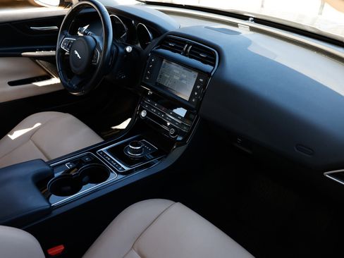 Used 2017 Jaguar XE Premium image 16