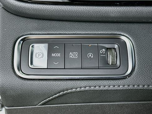 Used 2025 Buick Enclave Preferred FWD image 17