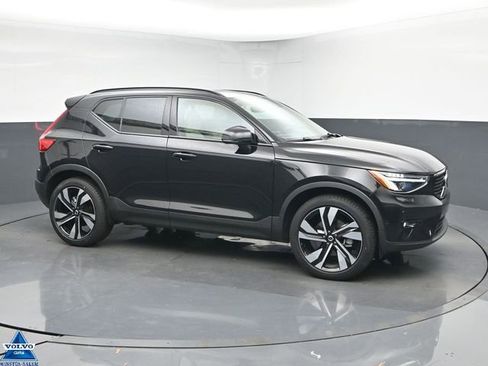Used 2024 Volvo XC40 B5 Plus w/ Climate Package image 1