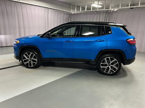 Used 2025 Jeep Compass Limited w/ Elite Group AWD/4WD image 4