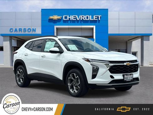 Used 2025 Chevrolet Trax LT FWD image 1