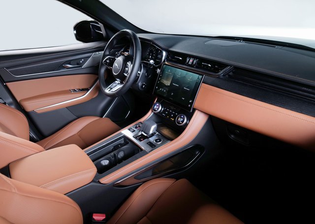 Certified 2025 Jaguar F-PACE R-Dynamic S AWD/4WD image 10