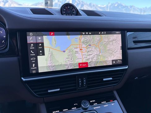 Used 2021 Porsche Cayenne Coupe image 23