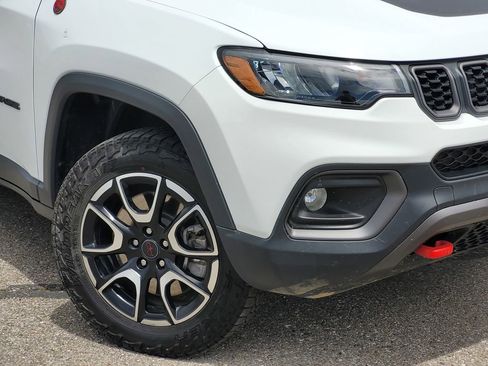 Used 2025 Jeep Compass Trailhawk AWD/4WD image 9