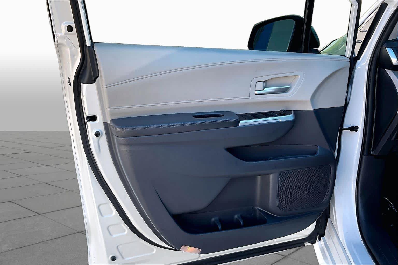 Used 2022 Toyota Sienna XLE FWD image 20