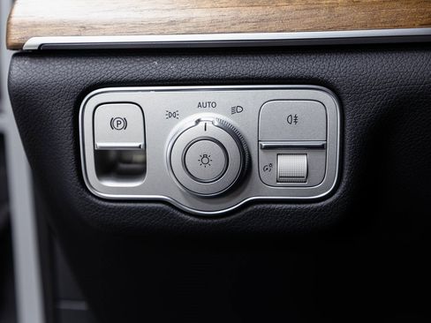 Used 2025 Mercedes-Benz GLE 450 4MATIC w/ AMG Line Exterior image 10