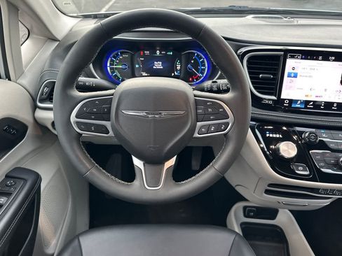 Used 2024 Chrysler Pacifica Select image 14