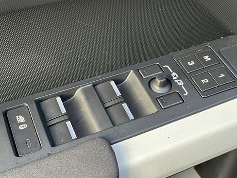 Used 2023 Land Rover Defender 130 X-Dynamic SE image 15