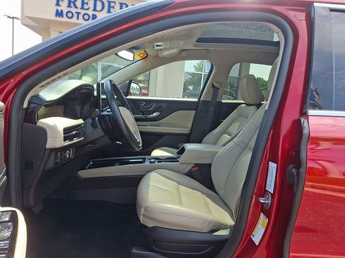 Used 2025 Lincoln Corsair Grand Touring w/ Towing Package AWD/4WD image 13