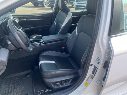 Used 2025 Toyota Camry SE FWD image 10