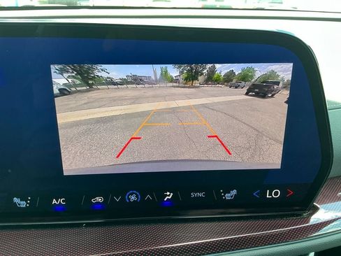 Used 2025 Chevrolet Traverse Z71 AWD/4WD image 19