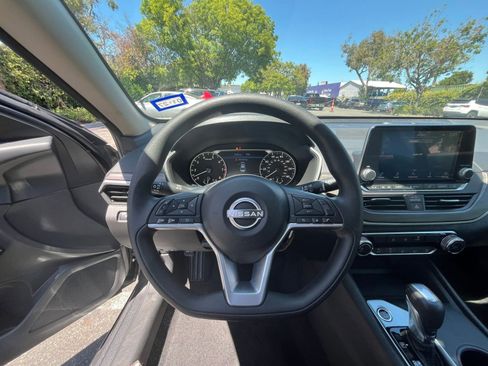 Used 2025 Nissan Altima 2.5 SV FWD image 34