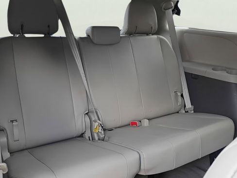 Used 2012 Toyota Sienna XLE FWD image 22