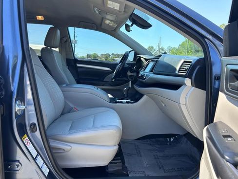 Used 2017 Toyota Highlander Plus w/ Carpet Mat Package image 10