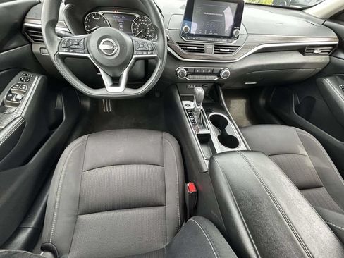 Used 2024 Nissan Altima 2.5 SV FWD image 14
