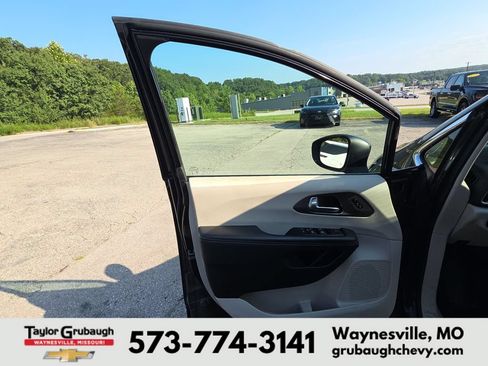 Used 2023 Chrysler Pacifica Touring-L FWD image 7
