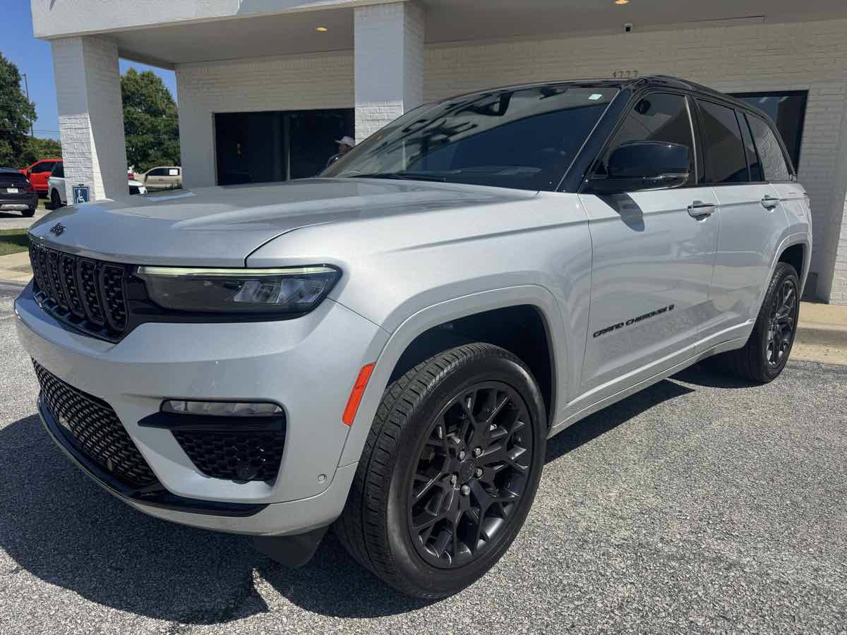 Used 2025 Jeep Grand Cherokee Summit AWD/4WD image 41