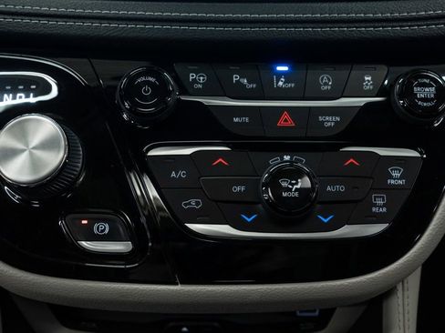 Used 2022 Chrysler Pacifica Limited w/ Uconnect Theater Family Group image 27