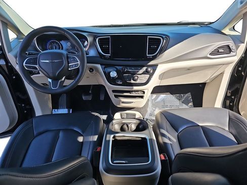 Used 2024 Chrysler Pacifica Touring-L image 9
