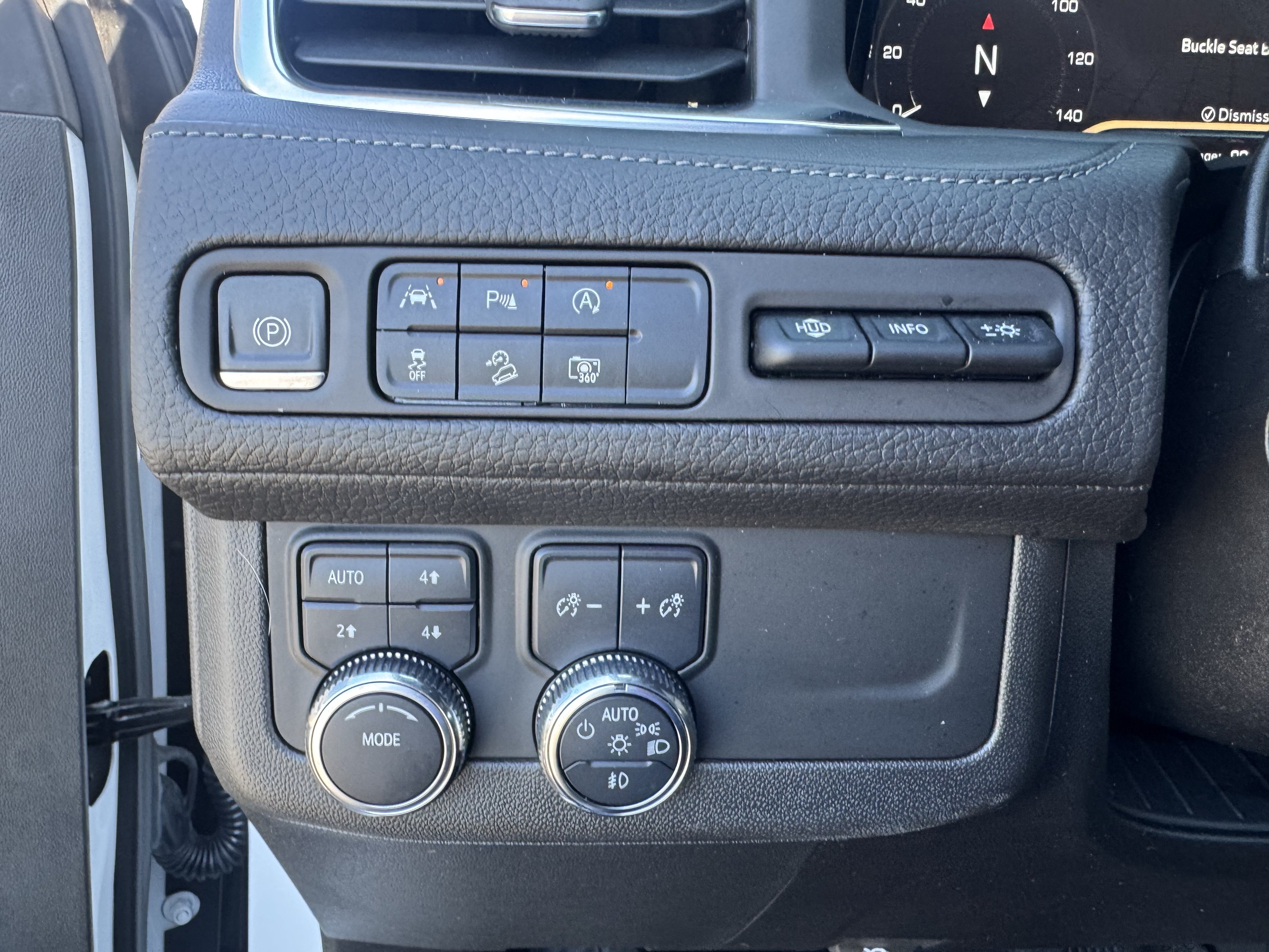 Used 2023 GMC Yukon XL Denali AWD/4WD image 31