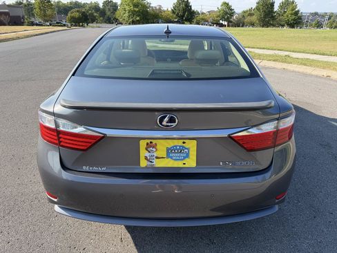 Used 2014 Lexus ES 300h w/ Luxury Package w/Bamboo Trim FWD image 6