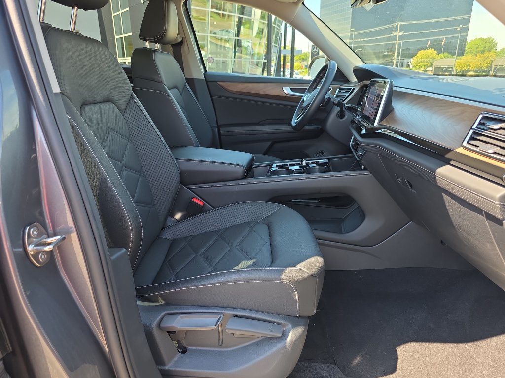 Used 2025 Volkswagen Atlas SE AWD/4WD image 17