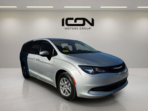 Used 2023 Chrysler Voyager LX image 7