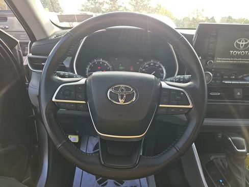 Used 2022 Toyota Highlander XLE AWD/4WD image 10