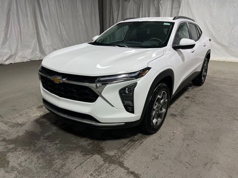 Used 2025 Chevrolet Trax LT image 3