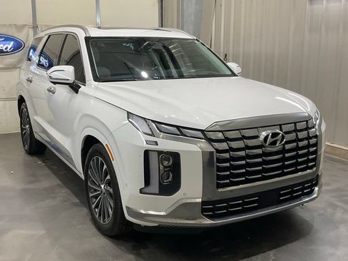 Used 2025 Hyundai Palisade Calligraphy FWD image 2