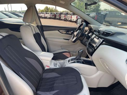 Used 2017 Nissan Rogue Sport SV w/ SV Premium Package FWD image 12