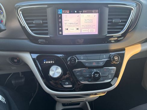 Used 2023 Chrysler Voyager LX image 18