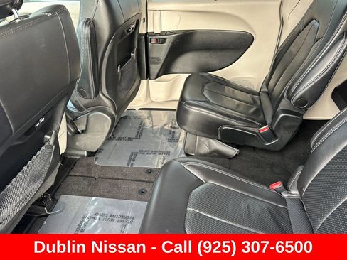 Used 2022 Chrysler Pacifica Touring-L FWD image 15
