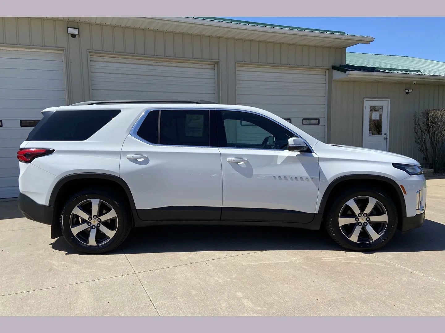 Used 2023 Chevrolet Traverse LT w/ LT Premium Package AWD/4WD image 8