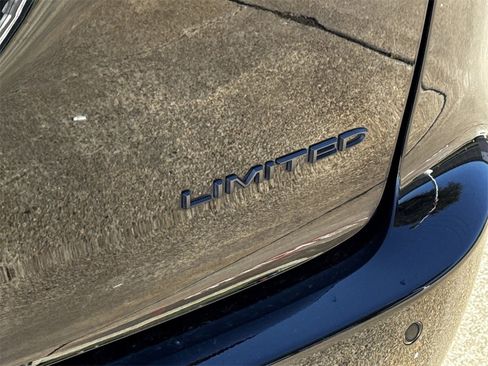 Used 2025 Chrysler Pacifica Limited image 13