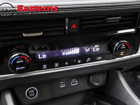 Used 2022 Nissan Rogue SV image 34